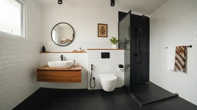 Kombinasi 2 warna keramik polos yang bikin tampilan rumah jadi mewah model putih dan hitam untuk kamar mandi