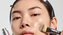 Digunakan Dior Forever Skin Glow Foundation sebagai complexion dasar untuk kesan glowing natural. [Dior Beauty]