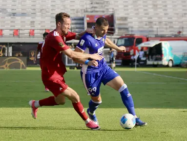 Pemain Persib Bandung, Balsa Sekulic (kanan), berusaha melepaskan diri dari kawalan gelandang Persija Jakarta, Stjepan Loncar (kiri), pada laga semifinal Piala Presiden 2026 di Stadion Kapten I Wayan Dipta, Gianyar, Bali, Selasa (4/8/2026). Balsa tampil agresif sepanjang pertandingan dan turut mencetak satu gol melalui titik penalti untuk membantu Maung Bandung menang 2-1 sekaligus memastikan langkah ke partai final. (Bola.com/Alit Binawan)