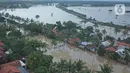 Foto udara banjir di Desa Sumberurip, Pebayuran, Kabupaten Bekasi, Jawa Barat, Senin (22/2/2021). Banjir akibat luapan sungai Citarum mengakibatkan 5 Desa terisolir selama tiga hari akibat tanggul sungai Citarum jebol. (Liputan6.com/Herman Zakharia)