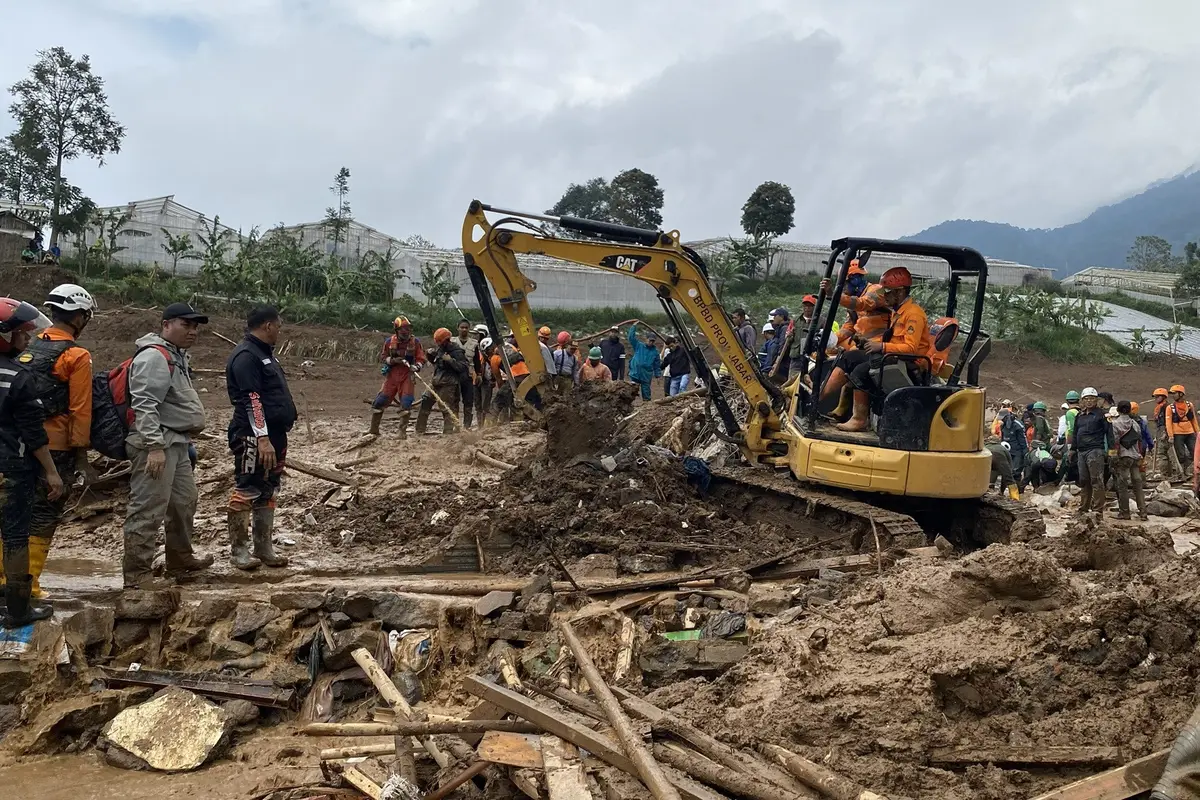 Longsor menerjang permukiman dan perkebunan di Cisarua Bandung Barat. (Liputan6.com/Dikdik Ripaldi)