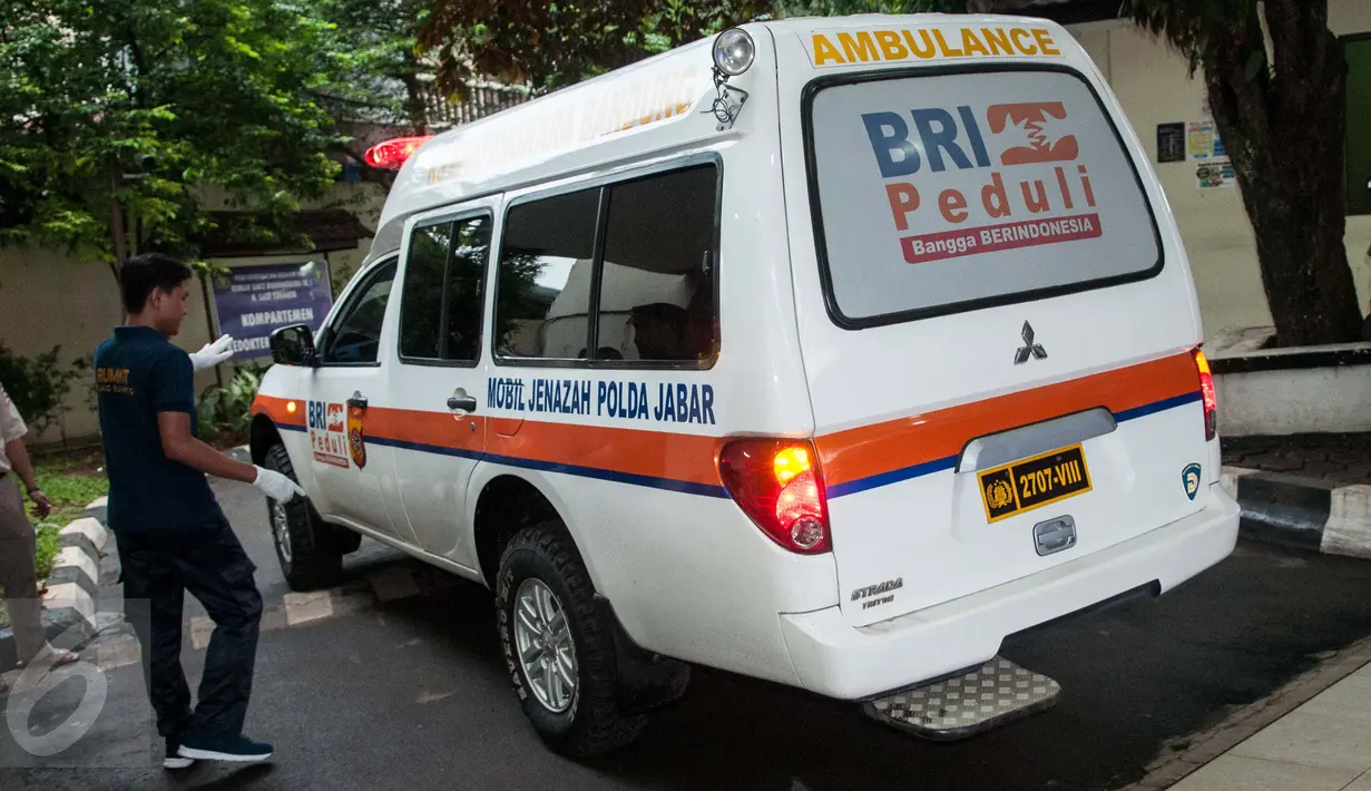 Ambulans yang membawa jasad pelaku pengeboman di Taman Pandawa-Bandung tiba di RS Polri Kramat Jati, Jakarta Timur, Senin (27/2). Bom panci berdaya ledak rendah diledakkan pelaku di Taman Pendawa sekitar pukul 09.00 WIB.(Liputan6.com/Gempur M Surya)