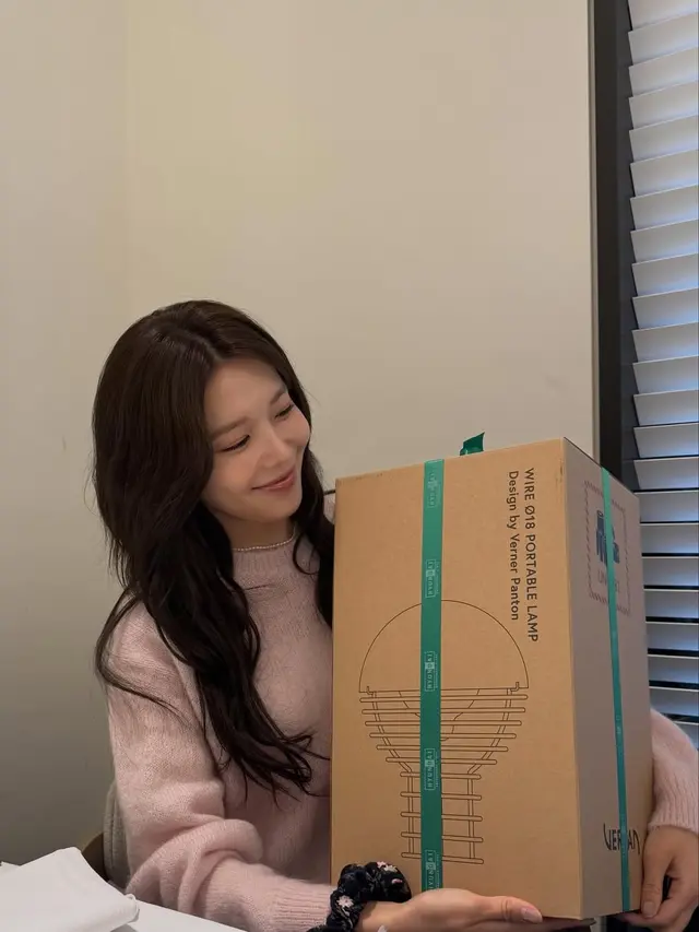 Gaya Sooyoung Rayakan Ultah Bareng Member SNSD, Dapat Kado Tas Makeup Louis Vuitton Rp19 Juta an dan Lampu Portable Stylish