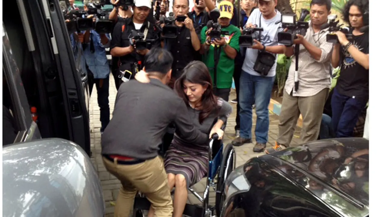 Kesehatan Memburuk, Wenda Tan Gunakan Kursi Roda