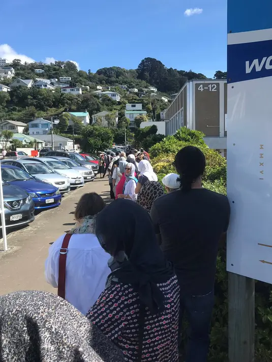 Orang-orang membentuk rantai manusia untuk melindungi jemaah salat Jumat di Hagley Park luar masjid Al-Noor, di Christchurch, Selandia Baru, Jumat (22/3). Ibadah itu digelar sepekan selepas penembakan brutal di kota Christchurch. (Sue Teodoro via REUTERS)