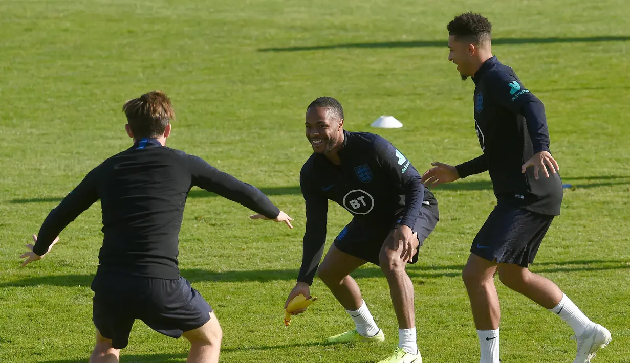 Para pemain Inggris saat mengikuti sesi latihan jelang menghadapi Bulgaria dalam lanjutan penyisihan Grup A kualifikasi Euro 2020 di Praha, Republik Ceko, Minggu (13/10/2019). The Three Lions berpeluang memastikan tiket ke Euro 2020 saat menghadapi Bulgaria. (Michal CIZEK/AFP)