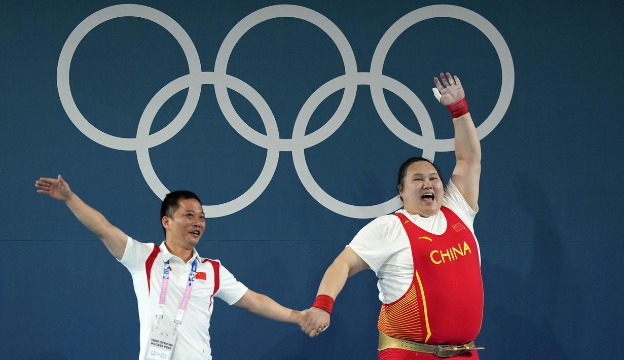 Lifter China, Li Wenwen bersama pelatihnya merayakan kemenangan setelah berkompetisi dalam cabang olahraga angkat besi +81kg putri Olimpiade Paris 2024 di South Paris Arena, Paris, Prancis, Sabtu (11/08/2024). (AP Photo/Kin Cheung)