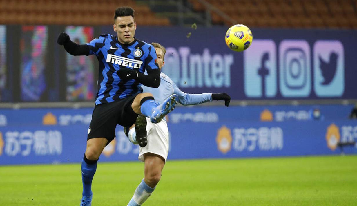Striker Inter Milan, Lautaro Martinez, berebut bola dengan pemain Lazio, Lucas Leiva, pada laga Liga Italia di Stadion Giuseppe Meazza, Senin (15/2/2021). Inter Milan menang dengan skor 3-1. (AP/Luca Bruno)