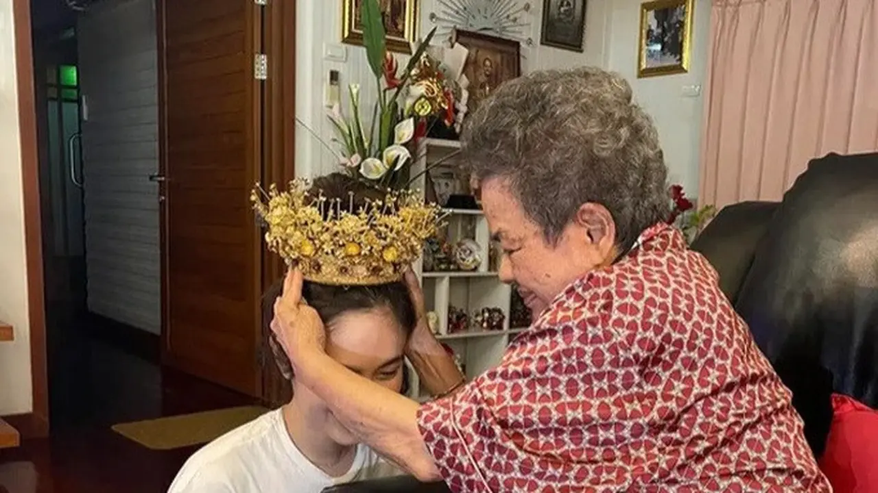 Nong Poy Transgender Cantik Thailand Pakai Mahkota Emas Saat Menikah, Ternyata Pemberian Nenek Suaminya yang Konglomerat