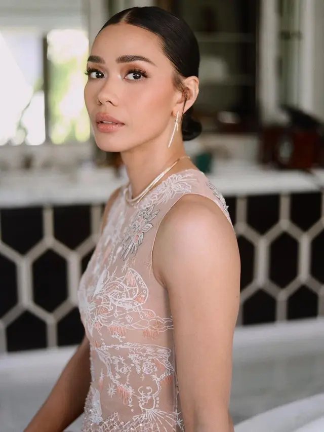 Detail Makeup Glowing Adinia Wirasti yang Resmi Menikah dengan Aktor Australia