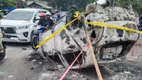 Bangkai mobil yang terbakar di luar Stadion Kanjuruhan, Malang, turut menjadi saksi bisu tragedi mengerikan yang merenggut ratusan nyawa orang. (Bola.com/Iwan Setiawan)