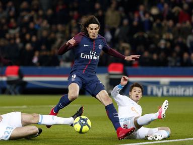 Aksi pemain PSG, Edinson Cavani melewati adangan dua pemain Marseille, Adil Rami (kiri) dan Hiroki Sakai pada lanjutan Ligue 1 Prancis di Parc des Princes Stadium, Paris, (25/2/2018). PSG menang 3-0. (AP/Thibault Camus)