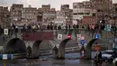 Sejumlah warga melihat jalanan yang terendam banjir di atas jembatan di Sanaa, Yaman, Selasa (2/8). Hujan lebat yang mengguyur Sanaa membuat salah satu ruas jalan di kota itu berubah seakan menjadi sungai. (REUTERS / Khaled Abdullah)