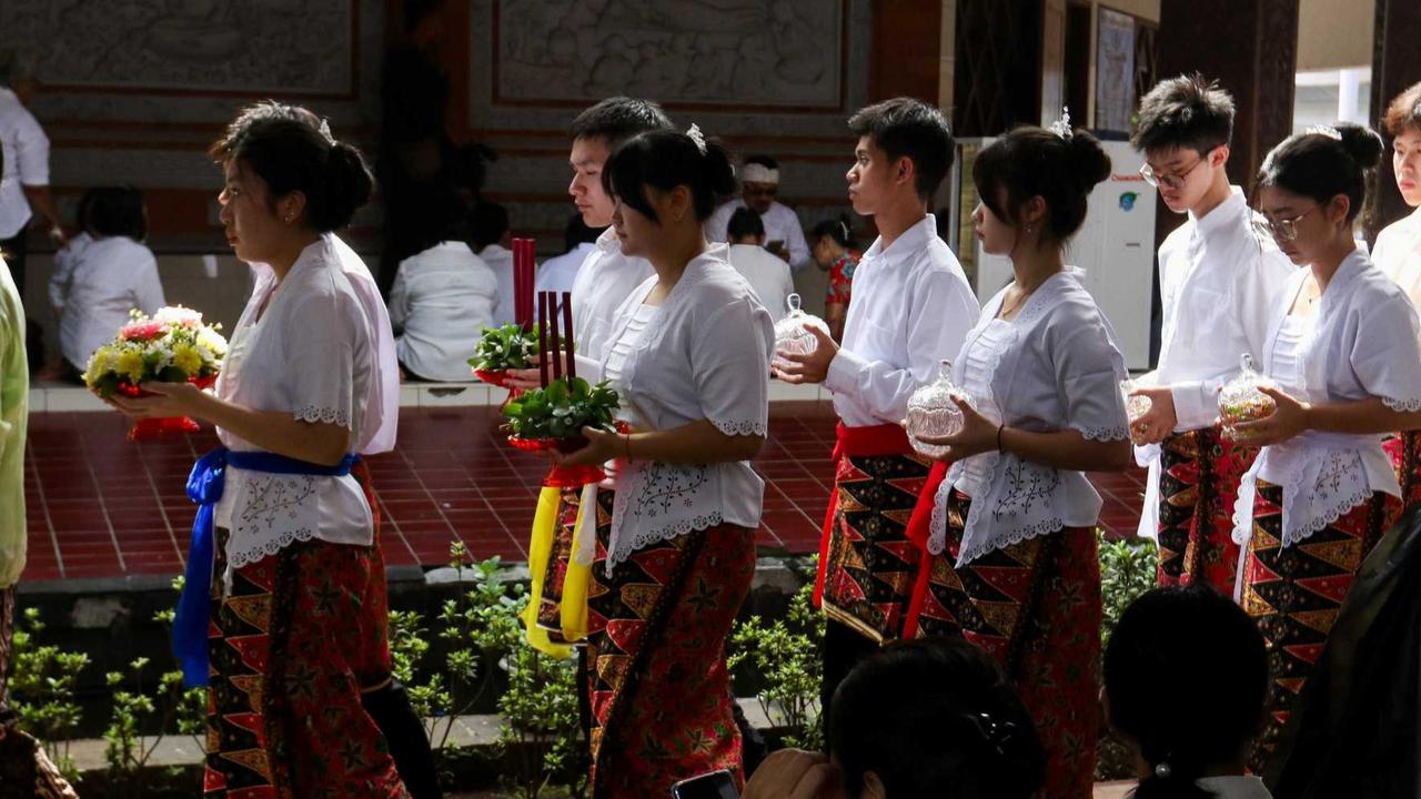 FOTO: Kekhusyukan Umat Buddha Laksanakan Puja Bakti Tri Suci Waisak di Wihara Arya Dwipa Arama TMII