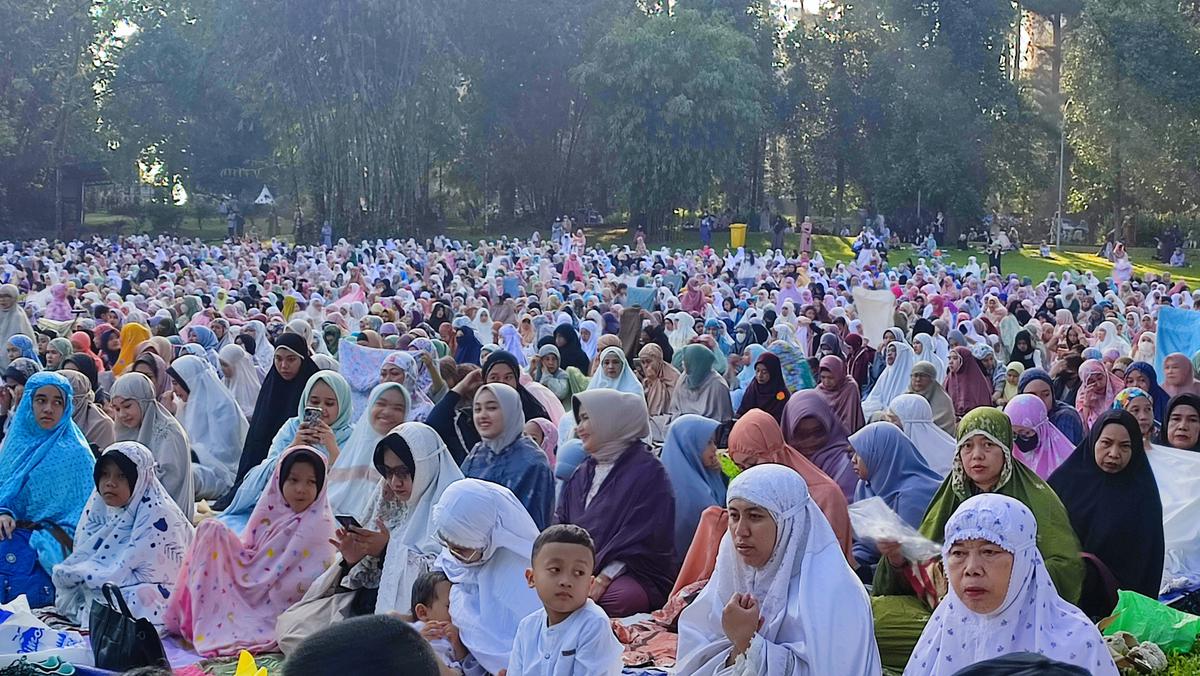 Pelaksanaan sholat Idul Fitri 1 Syawal 1444 Hijriah atau Sabtu (22/4/2023) di Kebun Raya Bogor. (Liputan6.com/Achmad Sudarno)