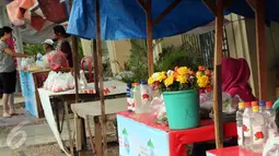 Pedagang bunga untuk ziarah menunggu pembeli, di Tempat Pemakaman Umum (TPU) Karet Bivak, Jakarta, Minggu (14/6/2015). Sejumlah warga memanfaatkan momen jelang Ramadan untuk berziarah ke makam keluarga mereka.(Liputan6.com/Helmi Afandi)