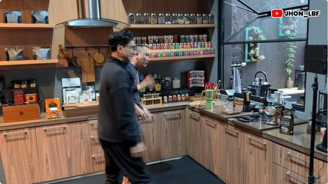 6 Potret Dapur Rumah Anji Manji dengan Konsep Open Space dan Bernuansa Kayu