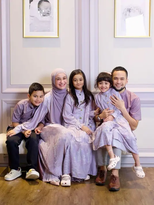 Keluarga Teungku Wisnu dan Shireen Sungkar memilih baju sarimbit berwarna lilac dari brand sendiri, Shi by Shireen di momen Lebaran. [@shibyshireen]