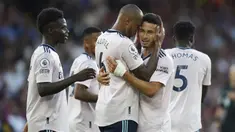 Liga Inggris musim 2022/2023 baru saja dibuka dan Arsenal kembali bermain di laga pembuka dari seluruh laga di pekan pertama. Tercatat, dalam 5 musim terakhir the Gunners 3 kali bermain di laga pembuka Liga Inggris, termasuk musim 2022/2023. Gabriel Martinelli pun dinobatkan sebagai pencetak gol pembuka di Liga Inggris musim ini dalam kemenangan 2-0 atas tuan rumah Crystal Palace. Mau tahu siapa saja pencetak gol pertama di laga pembuka Liga Inggris dalam 5 musim terakhir? Berikut daftar lengkapnya. (PA via AP/Adam Davy)
