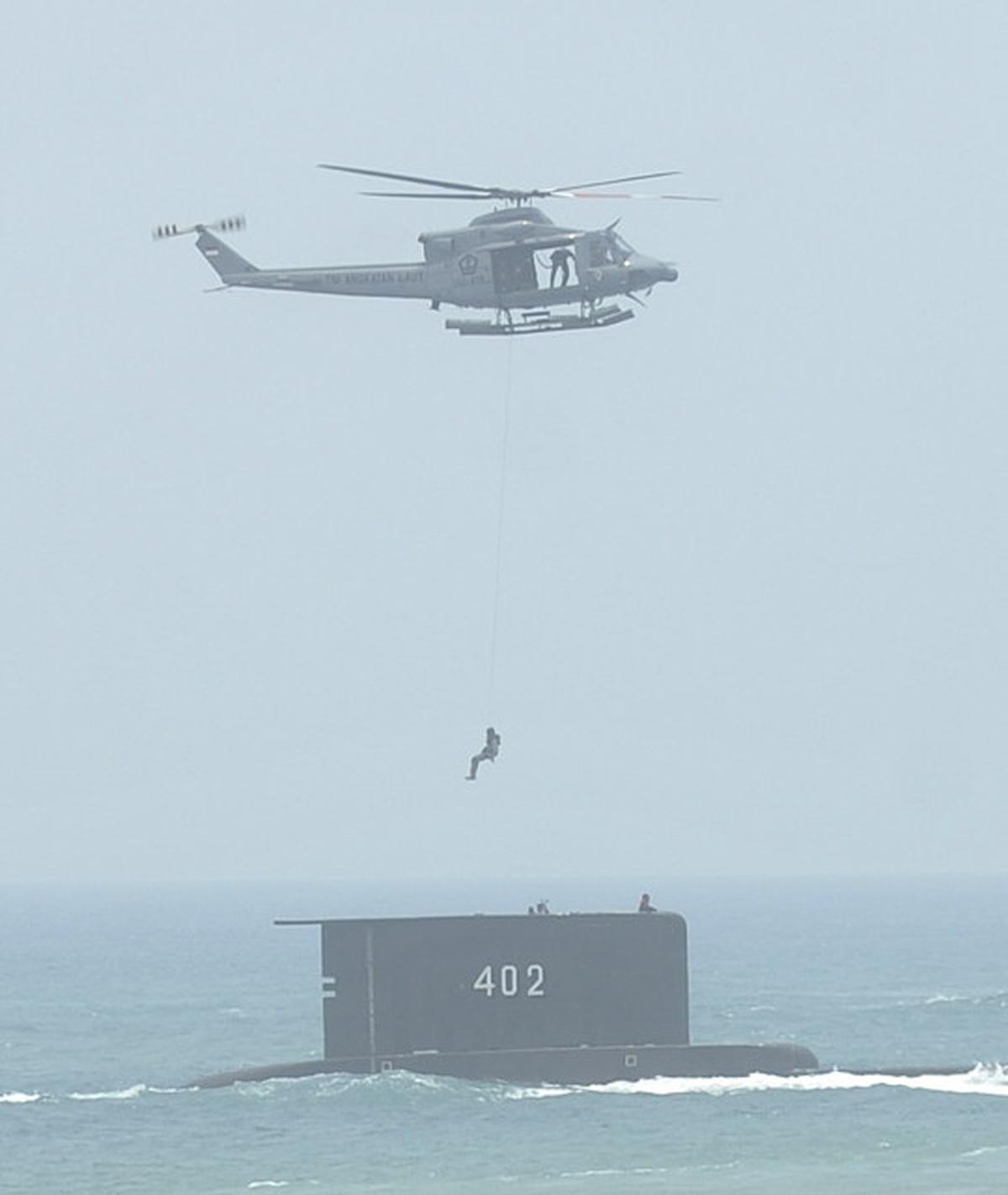 Aksi prajurit selamatkan awak kapal selam dalam peringatan HUT TNI