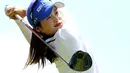 Pegolf Korea Selatan, Hye-Jin Choi melakukan pukulan pada putaran final Amerika Terbuka di Trump National Golf Club-New Jersey, 16 Juli 2017 waktu setempat. Sejumlah pegolf cantik ikut serta pada turnamen golf ini. (Elsa/Getty Images/AFP)