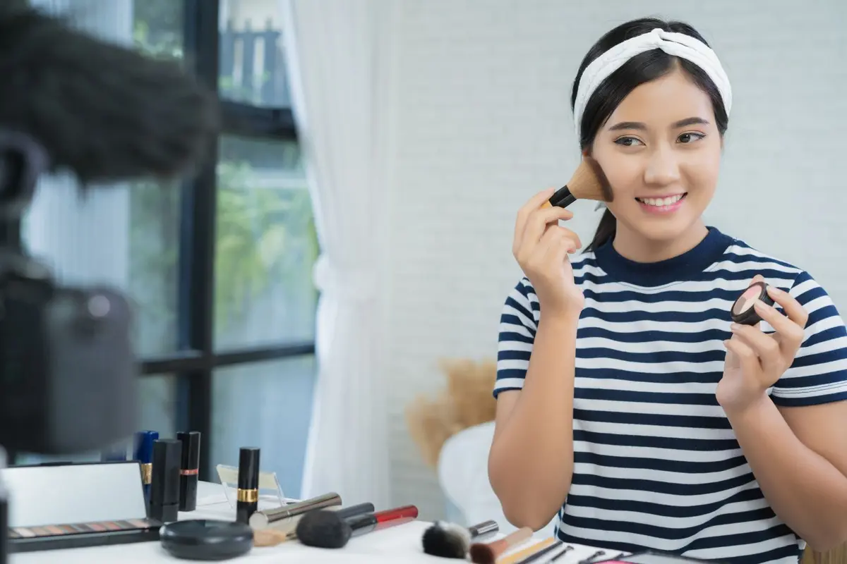 Quick Makeup untuk ke Kantor: Rutinitas 5 Menit agar Tampil Fresh, Rapi, dan Percaya Diri Sepanjang Hari