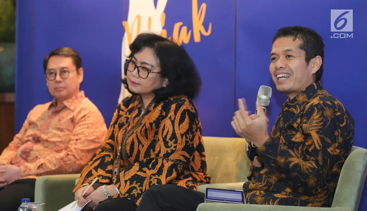Deputi Direktur Departemen Kebijakan Sistem Pembayaran BI Ricky Satria (kanan) memberikan paparan pada peluncuran program Literasi Keuangan #IbuBerbagiBijak 2019 di Jakarta, Selasa (23/7/2019). Program yang diselenggarakan Visa, OJK dan BI menggandeng sejumlah UMKM. (Liputan6.com/Fery Pradolo)