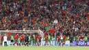Para pemain Portugal memberikan tepuk tangan kepada para pendukungnya pada akhir pertandingan Grup F Euro 2020 di Puskas Arena, Budapest, Hungaria, Rabu (23/6/2021). Laga berakhir imbang 2-2. (Bernadett Szabo, Pool photo via AP)
