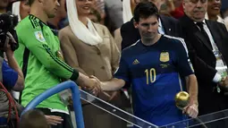 Striker tim nasional Argentina itu tampak tak bersemangat saat mendapat ucapan selamat dari penjaga gawang Jerman, Manuel Neuer (kiri), Brasil, Senin (14/7/14). (REUTERS/Dylan Martinez)