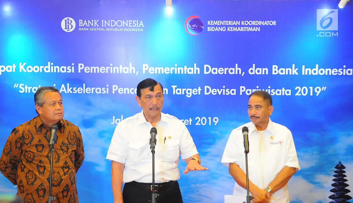 Menko Bidang Kemaritiman Luhut Binsar Panjaitan (tengah) memberi keterangan terkait target devisa pariwisata di Jakarta, Senin (18/3). Pemerintah dan BI menyepakati target penerimaan devisa pariwisata 2019. (Liputan6.com/Angga Yuniar)