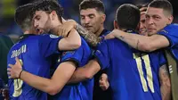 Para pemain Italia merayakan gol ke gawang Swiss yang dicetak gelandang Manuel Locatelli (kedua dari kiri) dalam laga Grup A Euro 2020 di Olimpico Stadium, Roma, Kamis (17/6/2021) dini hari WIB. (Foto: AFP/Pool/Ettore Ferrari)