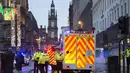Petugas paramedis mendatangi lokasi untuk menyelamatkan korban yang menderita luka serius, Skotlandia, Selasa (23/12/2014). (REUTERS/Stringer)