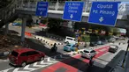 Sejumlah kendaraan melintasi Jalan Metro Pondok Indah, Jakarta, Senin (3/9). Penerapan sistem ganjil-genap di Jalan Metro Pondok Indah dihapus karena tidak ada kegiatan Asian Para Games di kawasan tersebut. (Liputan6.com/Johan Tallo)