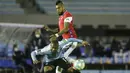 Gelandang Uruguay, Nicolas de la Cruz, berebut bola dengan gelandang Chile, Arturo Vidal, pada laga kualifikasi Piala Dunia 2020 zona Amerika Selatan di Estadio Centenario, Jumat (9/10/2020) pagi WIB. Uruguay menang 2-1 atas Chile. (AFP/Ernesto Ryan/pool)