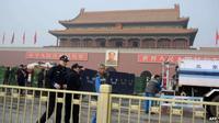 Polisi mencari tersangka dalam insiden penabrak turis di Tiananmen Square China. (AFP)
