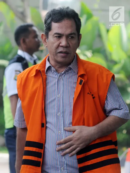 Bupati Hulu Sungai Tengah (nonaktif) Abdul Latif tiba untuk menjalani pemeriksaan di gedung KPK, Jakarta, Rabu (2/5). Abdul Latif diperiksa untuk melengkapi berkas kasus suap pembangunan RSUD Damanhuri Barabai, Kalimantan Selatan (Merdeka.com/Dwi Narwoko)