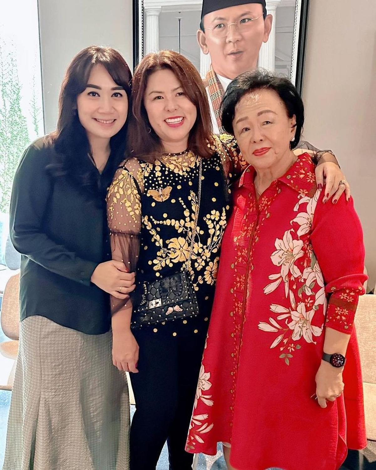 Puput juga mengunggah postingan lain, ia memuji ibu mertuanya sebagai wanita yang menginspirasi, cantik, sehat, dan awet muda meskipun usianya sudah tidak lagi muda.<br>