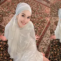 Cantiknya Ayu Ting Ting mengenakan gamis putih yang dipadukannya dengan turban putih polos. [Foto: Instagram/ayutingting92]