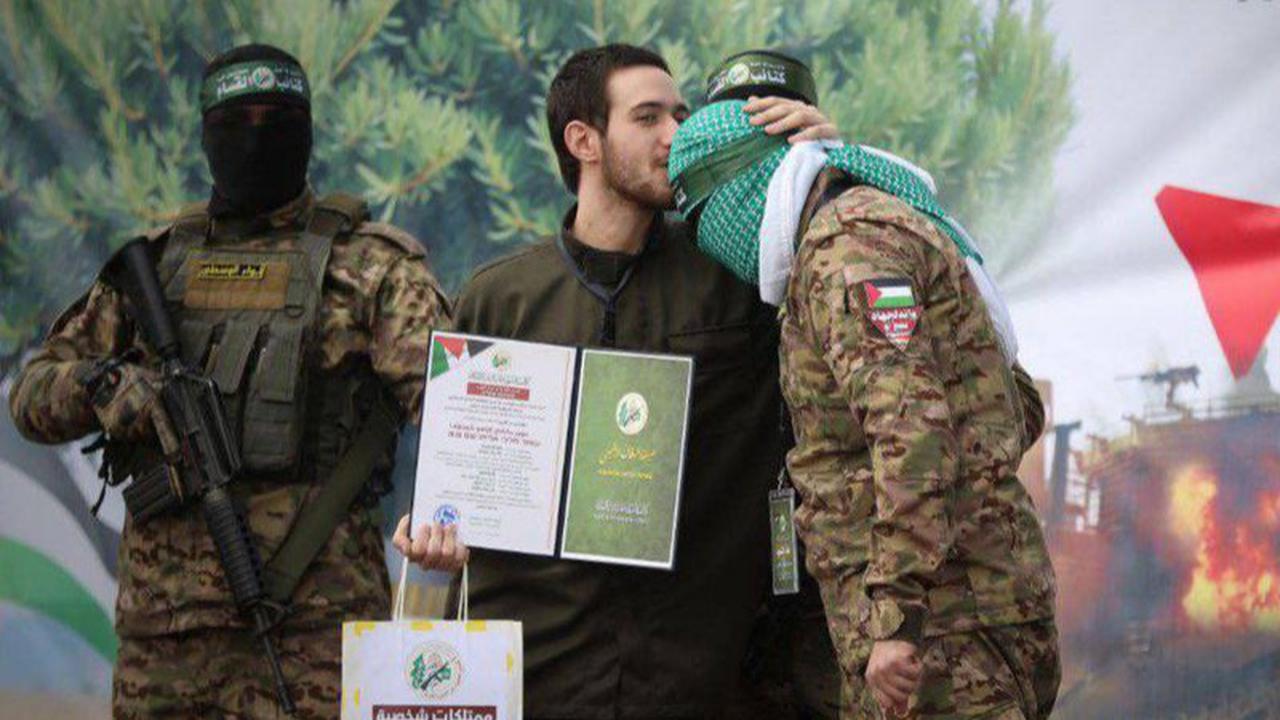Propaganda Israel Hancur Lebur, Tawanan Tentara Mereka Cium Kening Pejuang Hamas Saat Dibebaskan