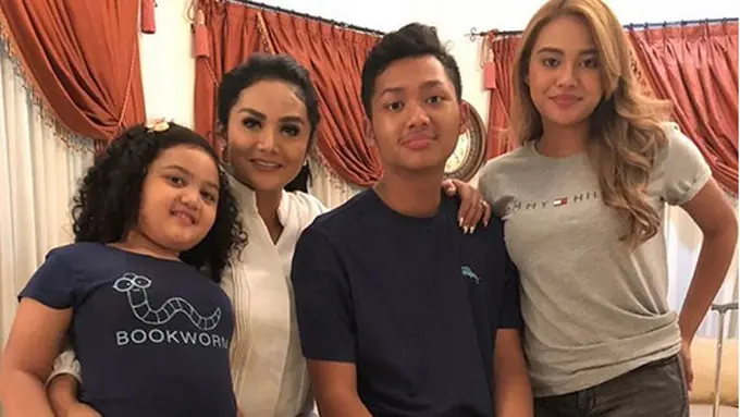 [Bintang] Krisdayanti dan Aurel Hermansyah