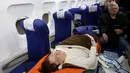Pengungsi Yahudi Ukraina dan imigran baru dengan kesehatan buruk yang melarikan diri dari perang di negara mereka menunggu untuk turun dari pesawat setibanya di Bandara Ben Gurion, Tel Aviv, Israel, 22 Desember 2022. Sebanyak 100 orang Yahudi Ukraina tiba di Israel, termasuk beberapa penumpang yang terbaring di tempat tidur dan dalam kondisi sakit. (GIL COHEN-MAGEN/AFP)