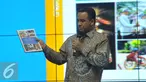 Mendikbud Anies Baswedan memperlihatkan buku kilasan setahun kinerja Kemendikbud, Jakarta, Rabu (30/12). Anies menyampaikan di tahun awal menjabat Kemendikbud langsung melakukan sejumlah perubahan sesuai keluhan masyarakat. (Liputan6.com/Faisal R Syam)