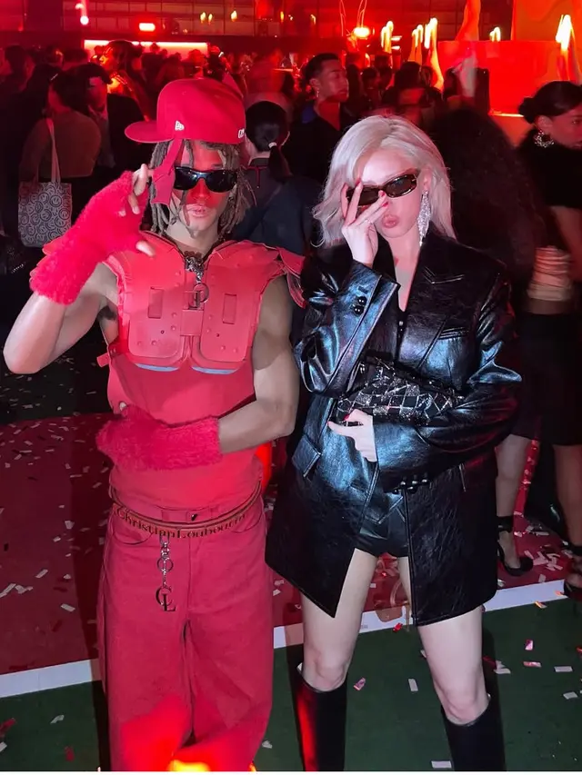 Jeon Somi mengenakan jas kulit Christian Louboutin. [@somsomi0309]