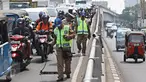 Tim Saber melakukan aksi giat sapu bersih ranjau paku di Jalan Kyai Tapa, Jakarta, Jumat (6/11). Kegiatan tersebut untuk membersihkan jalan dari ranjau paku yang banyak disebarkan oknum tidak bertanggung jawab. (Liputan6.com/Immanuel Antonius)
