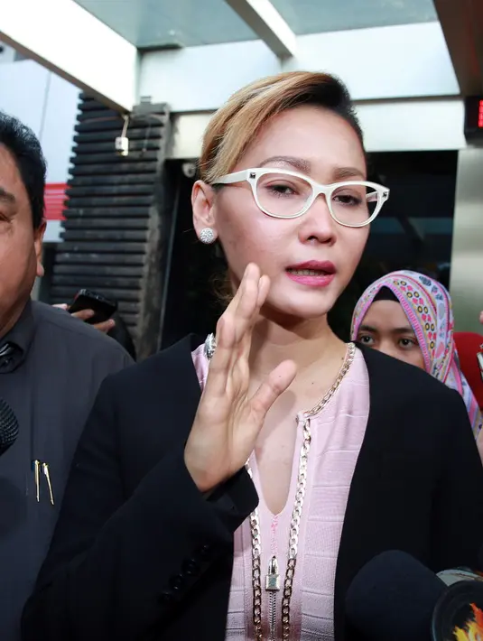 Disinggung tentang hal tes DNA, Inul pun naik pitam. "Masih dipertanyakan lagi. Uangnya dulu sini dua miliar," ujar Inul Daratista dengan nada tinggi di Reserse Kriminal Khusus Cyber Crime Polda Metro Jaya, Kamis (26/11/2015). (Deki Prayoga/Bintang.com)