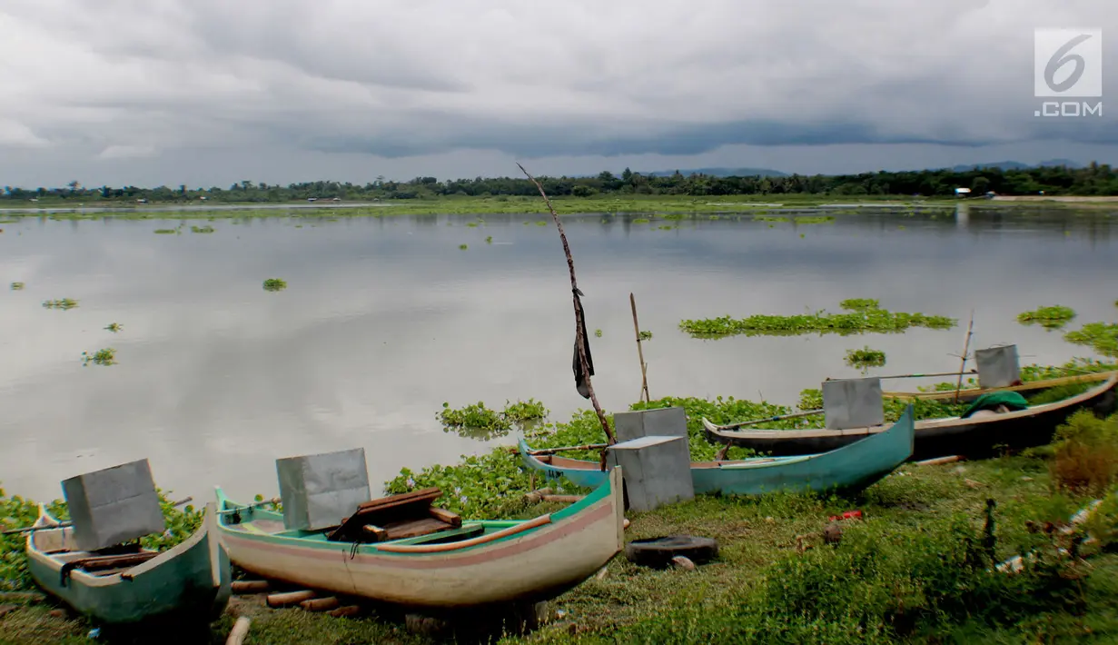 Kotak suara aluminium digunakan untuk menutupi mesin perahu nelayan di Danau Limboto, Gorontalo, Sabtu (26/1). Para nelayan mengaku mendapatkan kotak suara aluminium tersebut secara legal. (Liputan6.com/Arfandi Ibrahim)