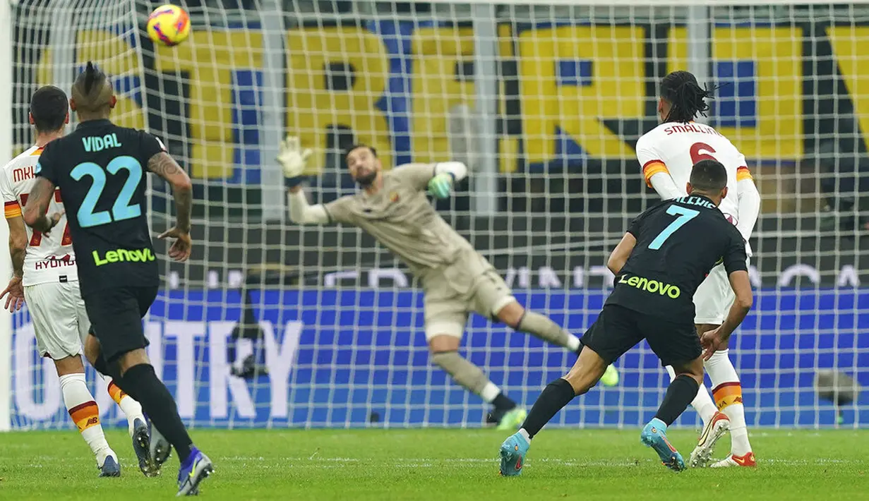 Pemain Inter Milan Alexis Sanchez (kanan) mencetak gol ke gawang AS Roma pada pertandingan sepak bola Coppa Italia di Stadion San Siro, Milan, Italia, 8 Februari 2022. Inter Milan menang 2-0. (Spada/LaPresse via AP)