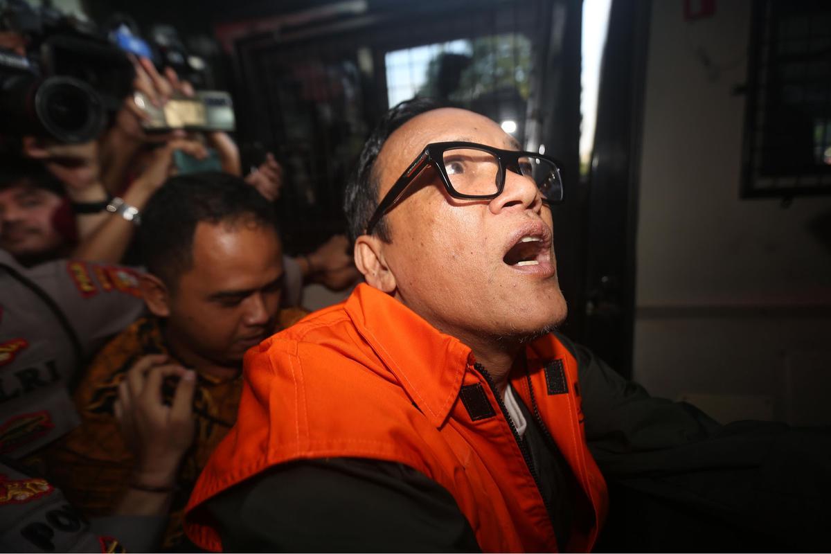 FOTO:  Wamenaker Immanuel Ebenezer Menangis Usai Ditetapkan Tersangka Kasus Sertifikat K3