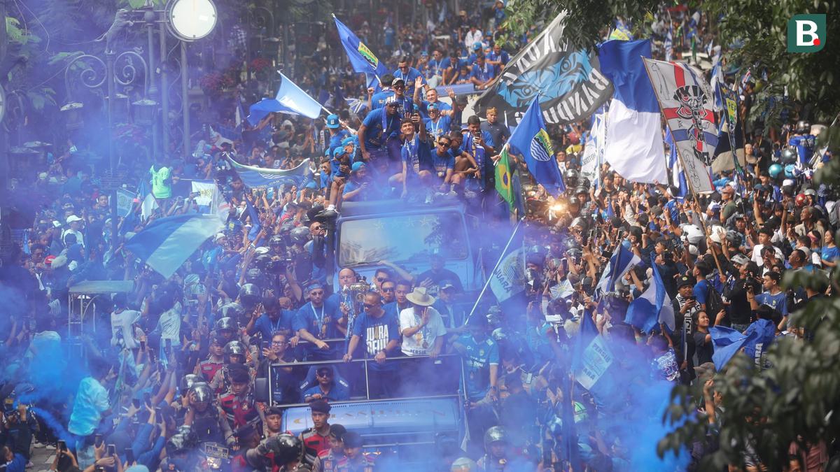 Lautan Bobotoh Sambut Meriah Konvoi Juara Persib: Dari Balai Kota Bandung Menuju Gedung Sate