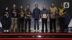 CEO Kapanlagi Youniverse (KLY) Steve Christian (kelima kiri) dan Menteri Koperasi dan Usaha Kecil Menengah Teten Masduki berfoto bersama penerima Merdeka Awards di di Gedung SCTV Tower, Jakarta, Rabu (30/8/2023). (merdeka.com/Imam Buhori)